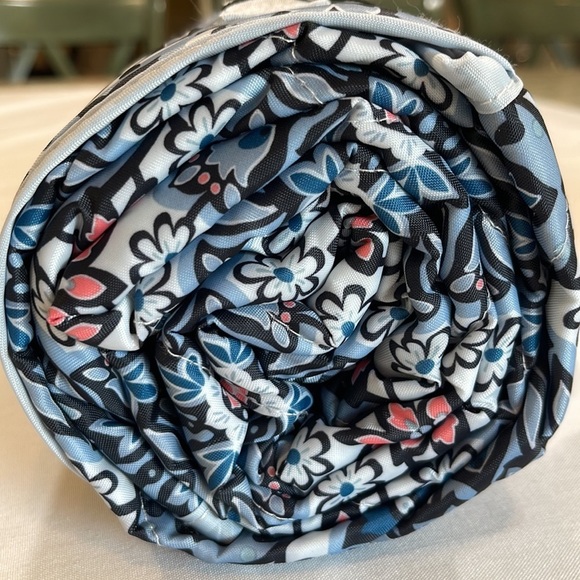 🎈VERA BRADLEY Picnic Blanket 67x50 - Lisbon Medallion print - Picture 8 of 9